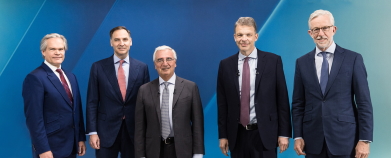 The picture shows Prof. Dr. Stefan Simon, CAO, James von Moltke, CFO, Dr. Paul Achleitner, Chairman of the Supervisory Board, Christian Sewing, Chief Executive Officer, and Karl von Rohr, President, standing next to each other.